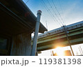 借家とバイパスと西陽 119381398