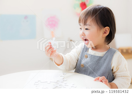 ジグソーパズルで遊ぶ乳幼児 119381432