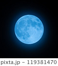 夜空に浮かぶ神秘的なブルームーン 119381470
