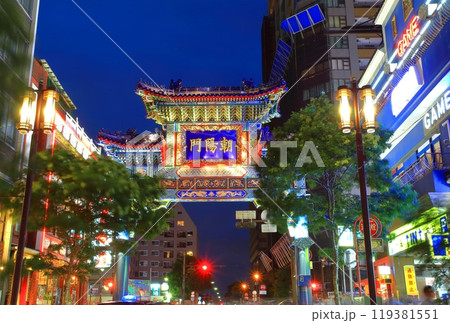 【神奈川県】横浜中華街の朝陽門の夜景 119381551
