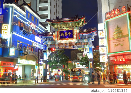 【神奈川県】横浜中華街の朝陽門の夜景 119381555