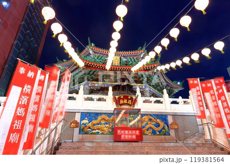 【神奈川県】横浜中華街の媽祖廟の夜景 【神奈川県】横浜中華街の媽祖廟の夜景 119381564