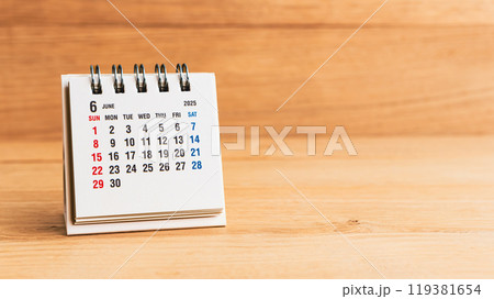 木目背景に2025年6月カレンダー 119381654
