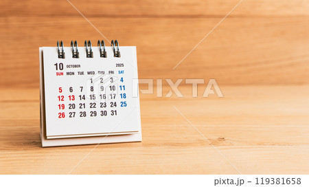 木目背景に2025年10月カレンダー 119381658