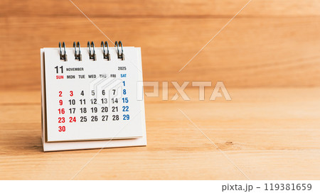 木目背景に2025年11月カレンダー 木目背景に2025年11月カレンダー 119381659