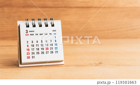 木目背景に2025年3月カレンダー 119381663