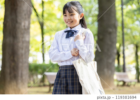 制服を着て歩く学生　Students walking in uniform 119381694