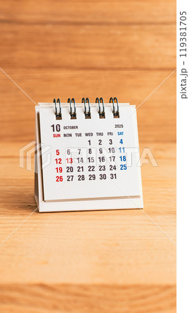 木目背景に2025年10月カレンダー 119381705