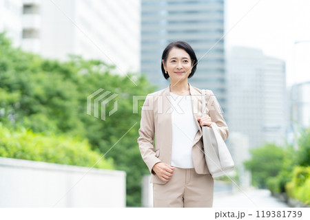 オフィス街で働くミドルのビジネスウーマン 119381739