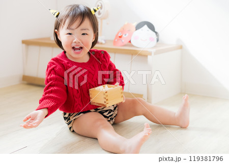 福豆（お菓子）を食べる鬼　乳幼児（1歳） 119381796