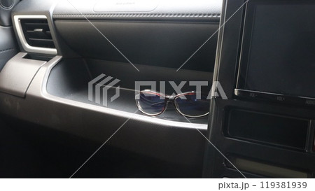 普通車のダッシュボードメガネ自家用日本車国産おしゃれ 119381939