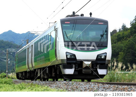 【JR東日本】HB-E300系 快速「リゾートビュー諏訪湖 」（篠ノ井線：聖高原〜坂北） 119381965