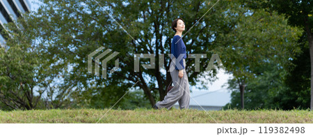 丘を歩く女性 丘を歩く女性 119382498