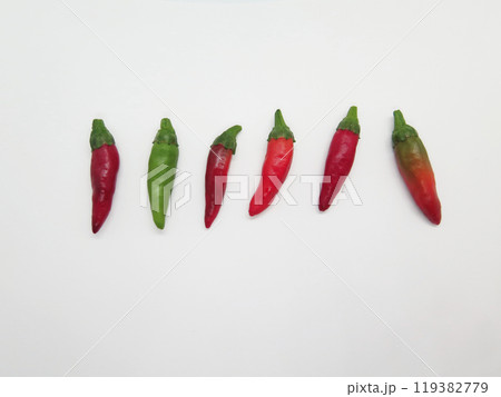 小さな生とうがらし 横並べ 小さな生とうがらし 横並べ 119382779