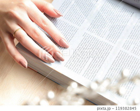 本と女性の手 119382845