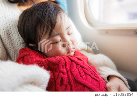 公共交通機関での移動中眠る赤ちゃん 公共交通機関での移動中眠る赤ちゃん 119382854