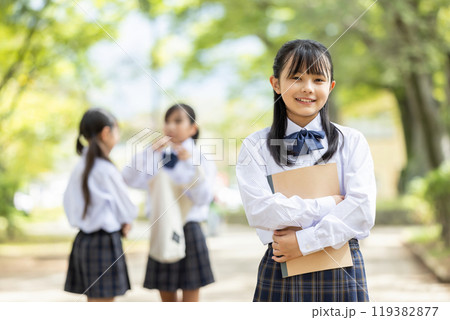 制服を着た笑顔の女子学生 制服を着た笑顔の女子学生 119382877