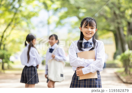 制服を着た笑顔の女子学生 制服を着た笑顔の女子学生 119382879