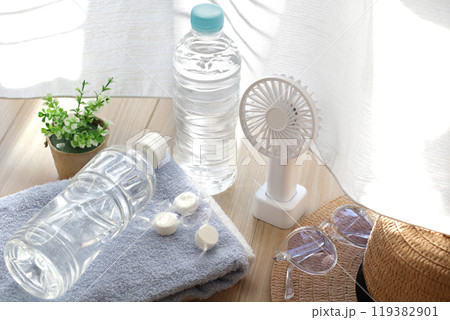 熱中症対策グッズの集合イメージ 熱中症対策グッズの集合イメージ 119382901