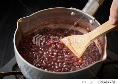 小豆を煮る 119383378