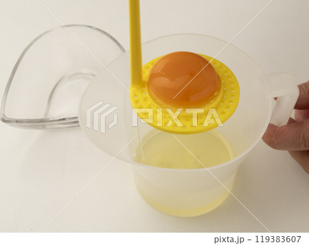 卵白を泡立てる　エッグメーカーでメレンゲを作る 119383607