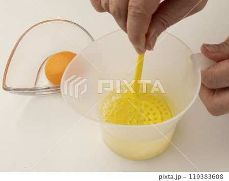 卵白を泡立てる エッグメーカーでメレンゲを作る 卵白を泡立てる エッグメーカーでメレンゲを作る 119383608