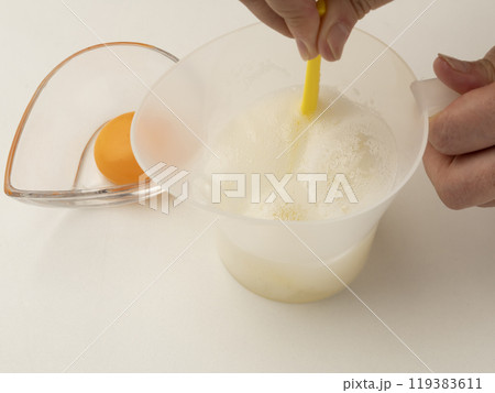 卵白を泡立てる　エッグメーカーでメレンゲを作る 119383611