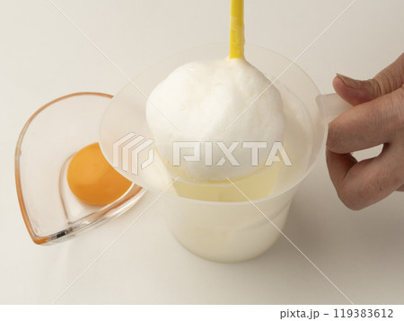 卵白を泡立てる エッグメーカーでメレンゲを作る 卵白を泡立てる エッグメーカーでメレンゲを作る 119383612
