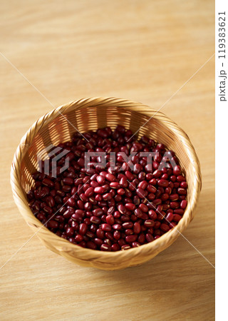 ざるに盛った小豆 119383621