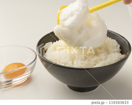 泡立てた卵白をご飯に乗せる 119383633
