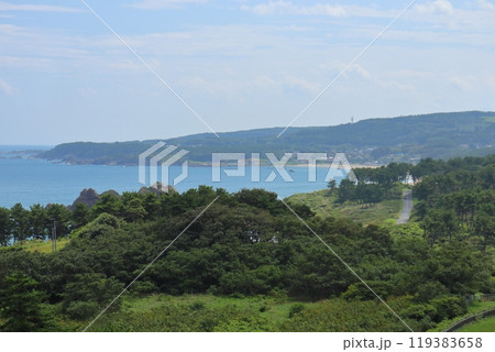 鮫角灯台から眺める大須賀海岸方面、白浜海水浴場方面の景色（八戸市） 119383658