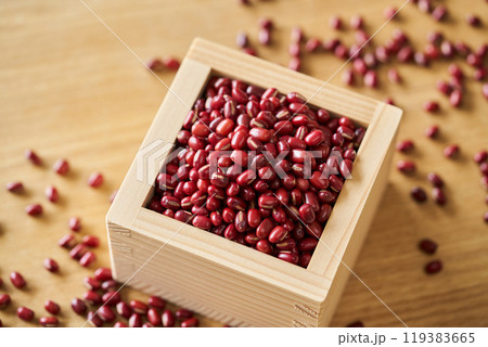 升に盛った小豆 119383665