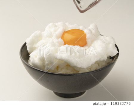 ご飯に乗せた泡立てた卵白の上に卵黄を乗せる ご飯に乗せた泡立てた卵白の上に卵黄を乗せる 119383776