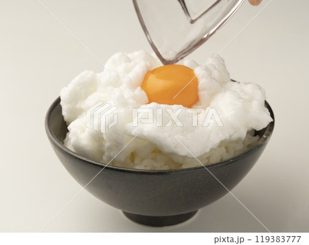 ご飯に乗せた泡立てた卵白の上に卵黄を乗せる ご飯に乗せた泡立てた卵白の上に卵黄を乗せる 119383777