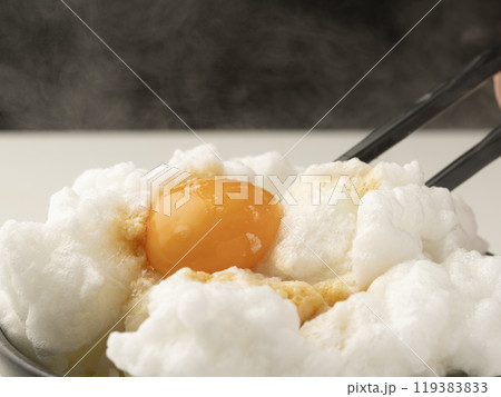 ふわふわ卵かけご飯を箸で持ち上げる 119383833