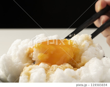 ふわふわ卵かけご飯を箸で持ち上げる 119383834