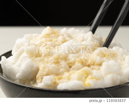 ふわふわ卵かけご飯を箸で持ち上げる ふわふわ卵かけご飯を箸で持ち上げる 119383837