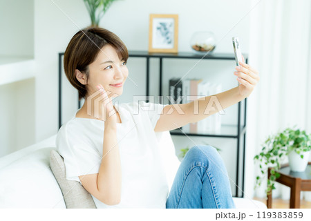 リビングでスマホを操作する女性 119383859
