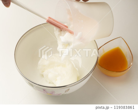 スフレオムレツ　メレンゲ　泡立てた卵白と卵黄を混ぜ合わせる 119383861