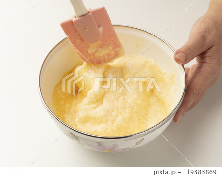 スフレオムレツ　メレンゲ　泡立てた卵白と卵黄を混ぜ合わせる 119383869