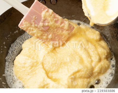 スフレオムレツ　バターを溶かしたフライパンでオムレツを焼く 119383886