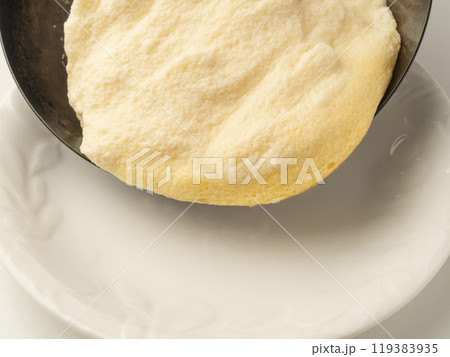 スフレオムレツを皿に盛り付ける 119383935