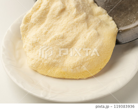 スフレオムレツを皿に盛り付ける スフレオムレツを皿に盛り付ける 119383936