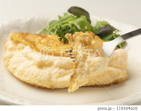 スフレオムレツ ふわふわオムレツ　オムレツ　空気を含んだフワフワオムレツをフォークで持ち上げる 119384020
