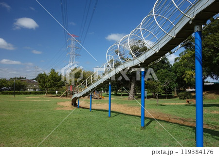 公園にある遊具 119384176