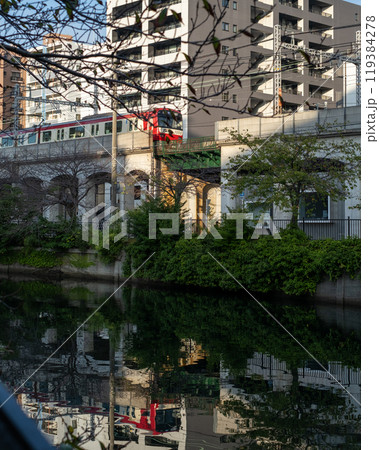 朝陽を浴びて大岡川に映り込む京急電鉄 119384278