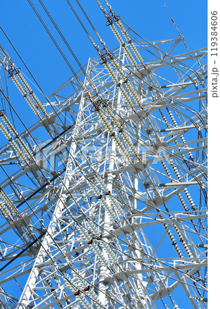 青空と送電線の鉄塔 119384606