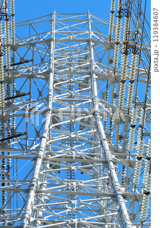 青空と送電線の鉄塔 119384607