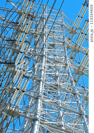 青空と送電線の鉄塔 119384609