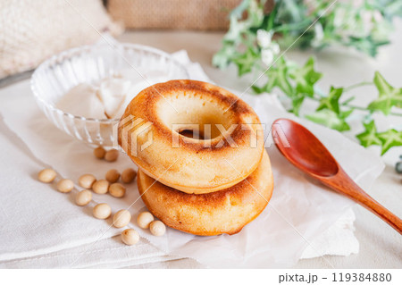 重ねた豆乳焼きドーナツ 119384880